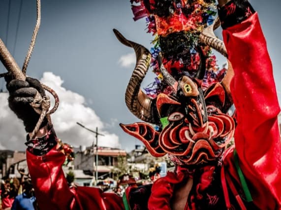 Diablos danzantes se toman las calles de Píllaro hasta el 6 de enero